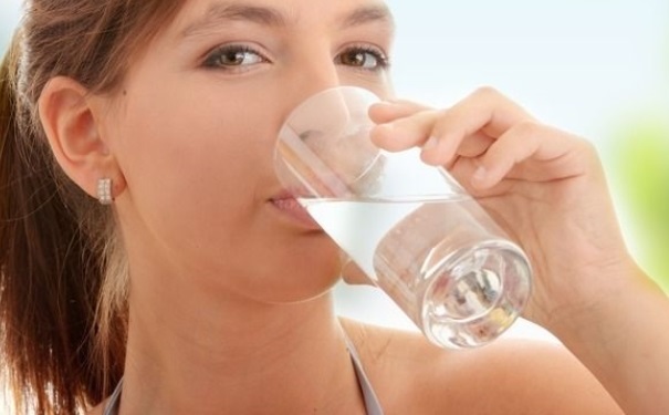 白开水喝多了会怎么样？白开水喝多了有什么危害？(1)