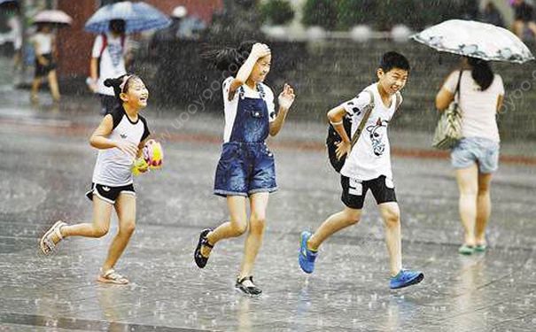 下雨时跑步和走路哪个淋雨少？下雨时走路淋到的雨将会比跑步的人少(3)