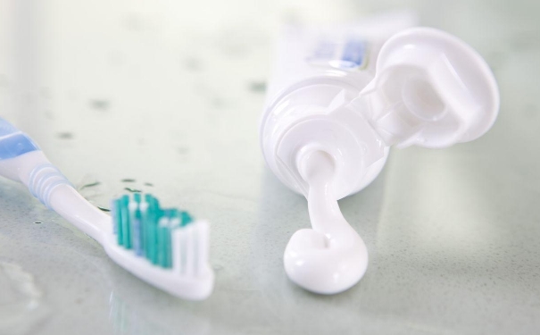 美白牙膏能把牙齿刷白吗？什么牙膏美白效果好？(1)