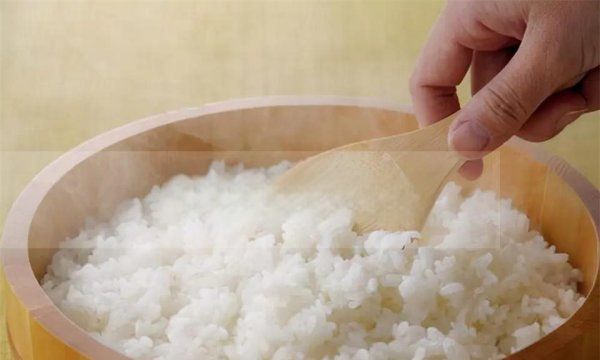 米饭二次怎么加热,米饭二次加热需要加水图1