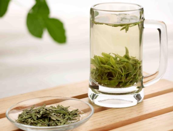 喝绿茶有什么功效 延缓衰老,抑制心血管疾病,提神,利尿等