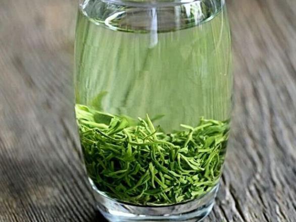喝绿茶有什么功效 延缓衰老,抑制心血管疾病,提神,利尿等