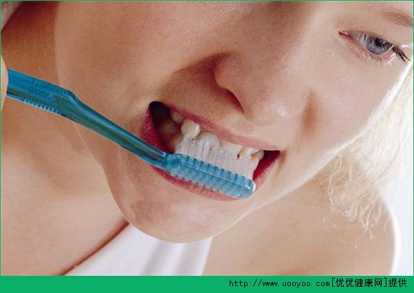 刷牙的正确方法 刷牙的正确方式 刷牙注意事项 刷牙要注意什么(4)