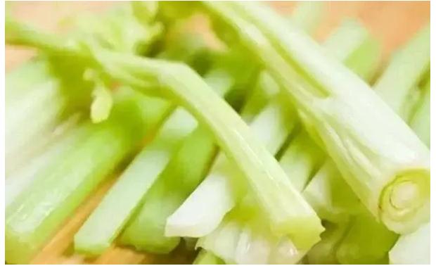 引起女性白癜风病因有哪些 白癜风可以吃芹菜吗