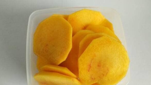 黄桃干的做法自然晾晒,黄桃可以晒干吃图4