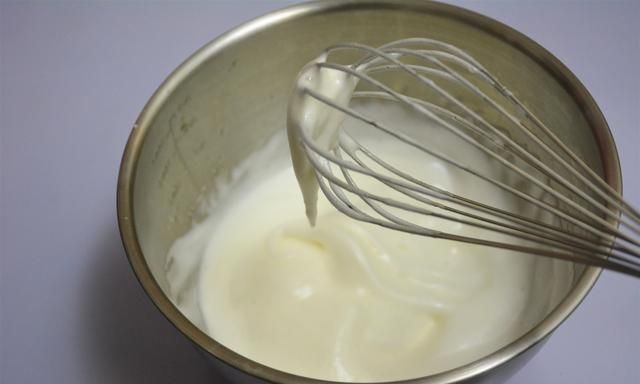 手动打发蛋清要多久,用打蛋器打发蛋清需要多长时间打成奶油状图1