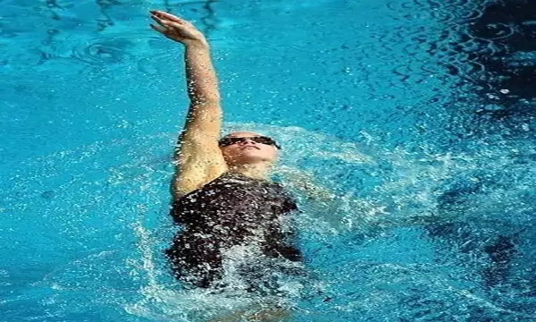 游泳入水的正确姿势,游泳的正确姿势教程图解图5