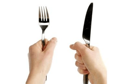 西餐右手拿刀,吃西餐是左手拿刀还是右手拿刀图1