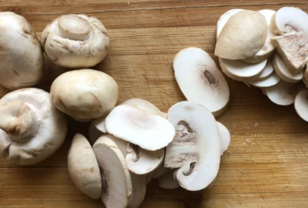 长条白蘑菇怎么做好吃,白磨菇怎么做才好吃图1