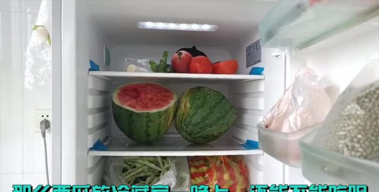 夏天西瓜切开放冰箱能放几天,切开的西瓜放冰箱里好几天了还能吃图1