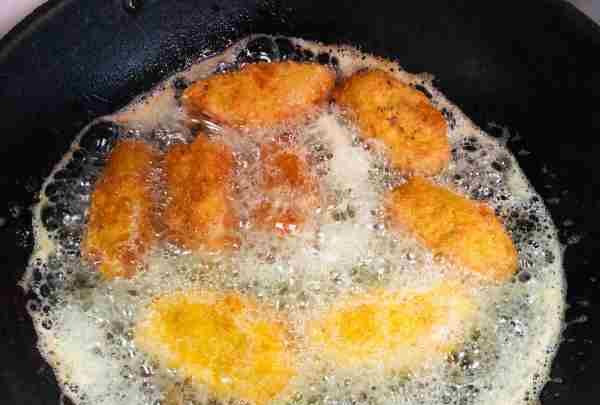炸鸡怎么制作,肯德基汉堡包里面的炸鸡肉是怎么做的图8