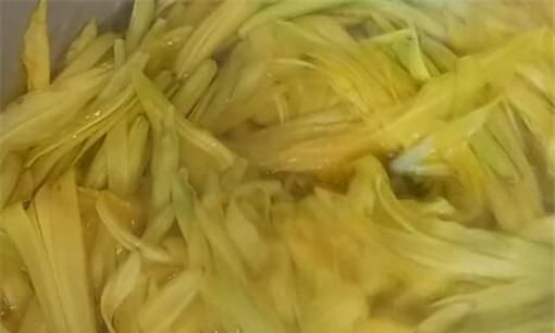 现摘黄花菜怎么处理可以吃,新鲜的黄花菜要怎么处理才能食用图4
