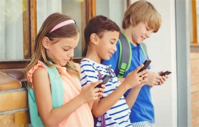 孩子拿起手机就放不下 做好这三件事 戒掉孩子的手机瘾