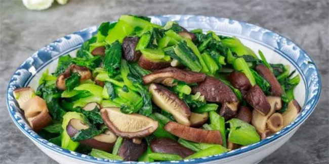 香菇炒青菜的家常做法 牢记2个小技巧 香菇入味 青菜翠绿