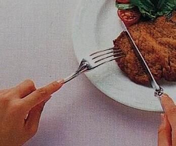 吃西餐为什么右手拿刀,吃西餐是左手拿刀还是右手拿刀图4