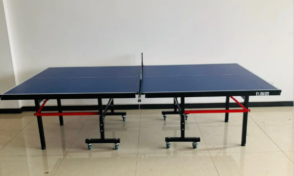 乒乓球台标准尺寸,校园的操场上摆着两张乒乓球桌每逢图1