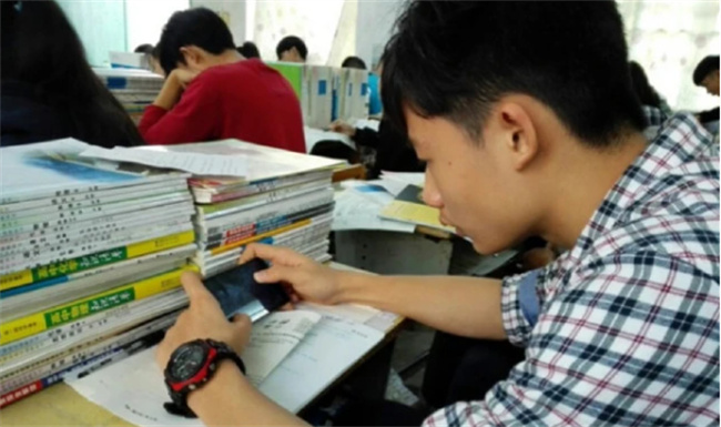学生上课总玩手机怎么教育 面对学生玩手机的解决方法