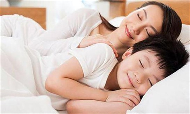 孩子从小跟谁睡真的很重要吗